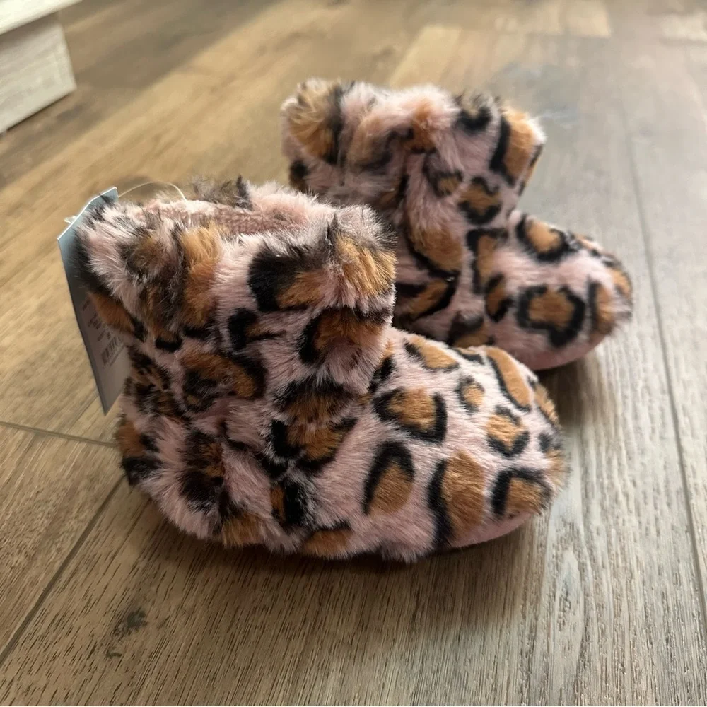NWT!! Cat & Jack Leopard Print Kids Slippers, Pink Dallas Style, Non-Slip, S 5/6